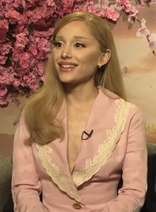 Ariana Grande — artist photo